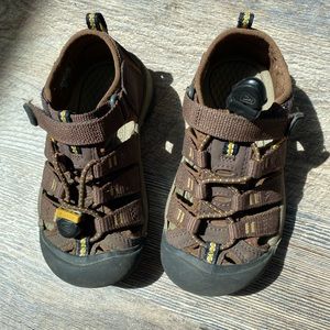 Keen size 10 brown sandals.